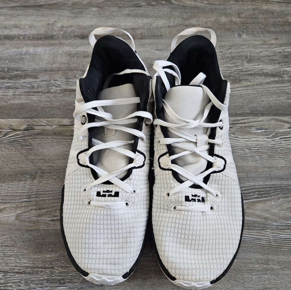 Mens Lebron Witness VII Basketball sneakers White and Black size 12.